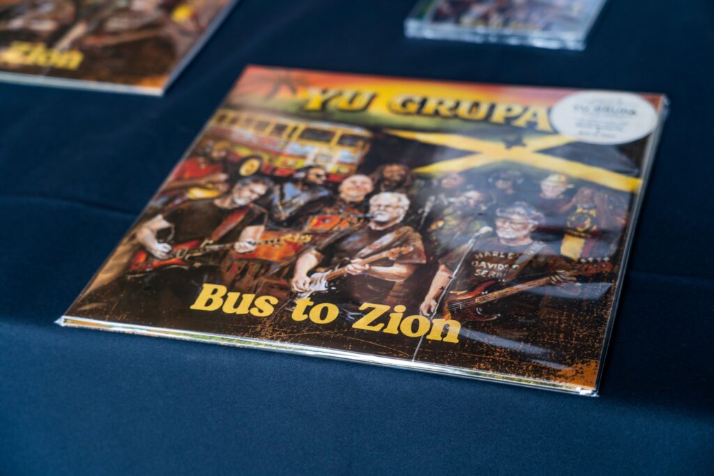 YU GRUPA U PREPUNOM DORĆOL PLATZU PREDSTAVILA NOVI ALBUM „BUS TO ZION“ MUZIČKI MOST SRBIJE I JAMAJKE CEO PRIHOD OD NOVOG ALBUMA YU GRUPA POKLANJA “DECI LEPTIRIMA”