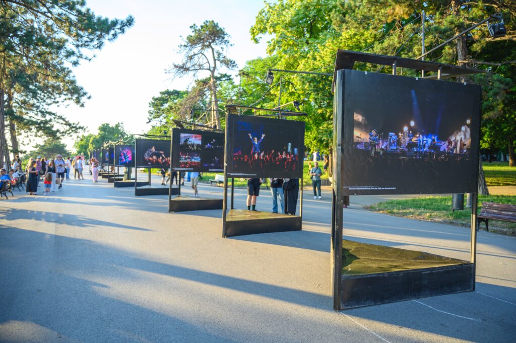 U SUSRET VELIKIM KONCERTIMA NA KALEMEGDANU OTVORENA IZLOŽBA FOTOGRAFIJA NIKA KEJVA I MOBIJA